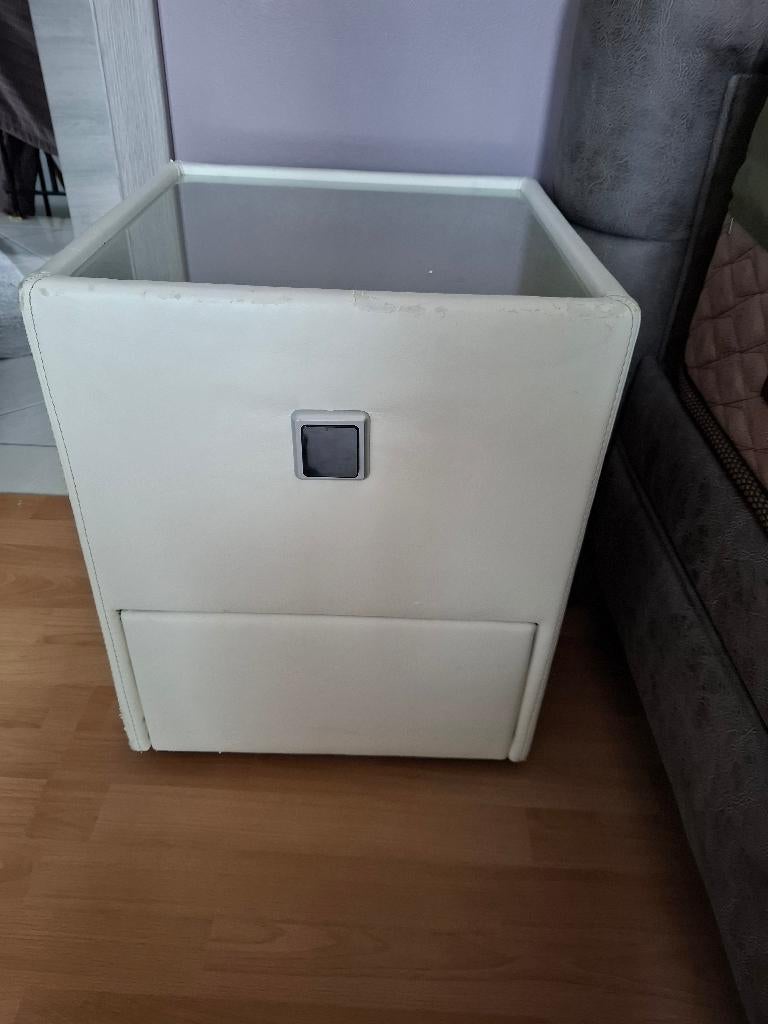 Nachtkastjes met ingebouwde verlichting, Ophalen, Minder dan 50 cm, Gebruikt, 1 of 2 laden