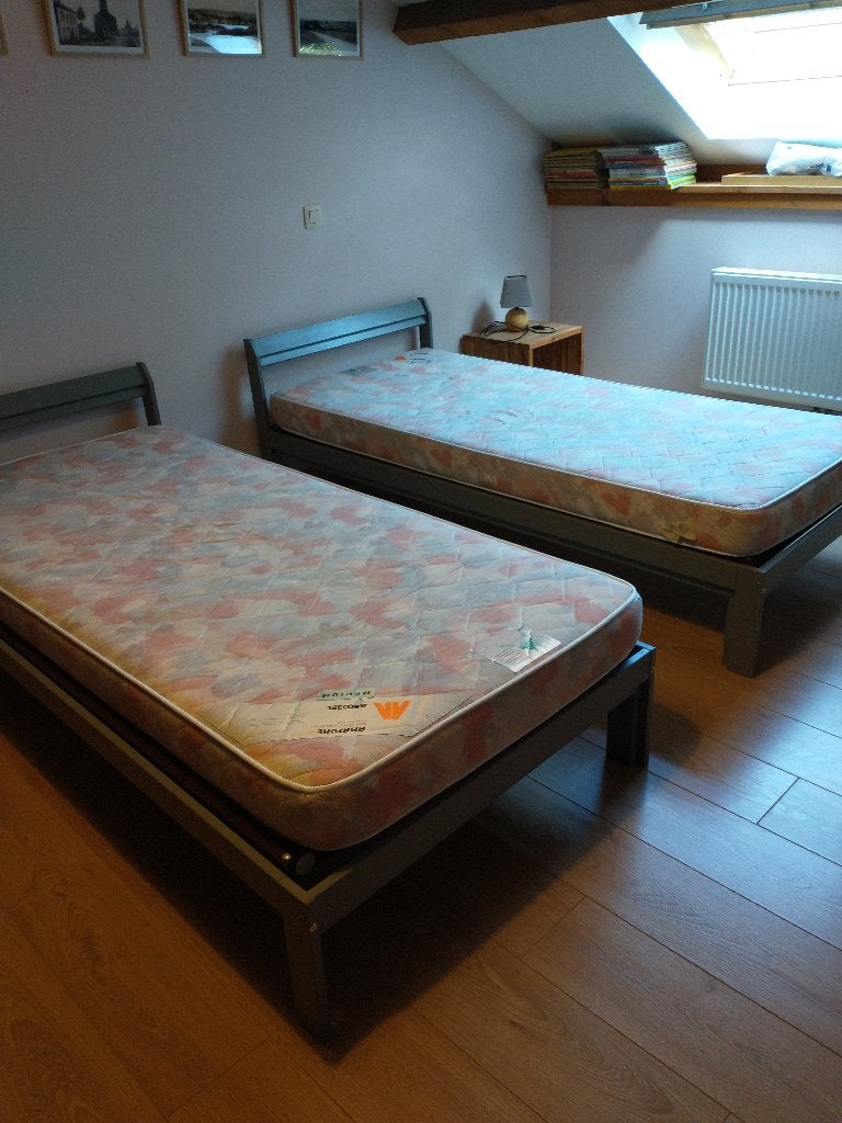 deux lits de 90 cm avec cadre de lit, sommier et matelas, 90 cm, Gris, Familial et léger, Enlèvement