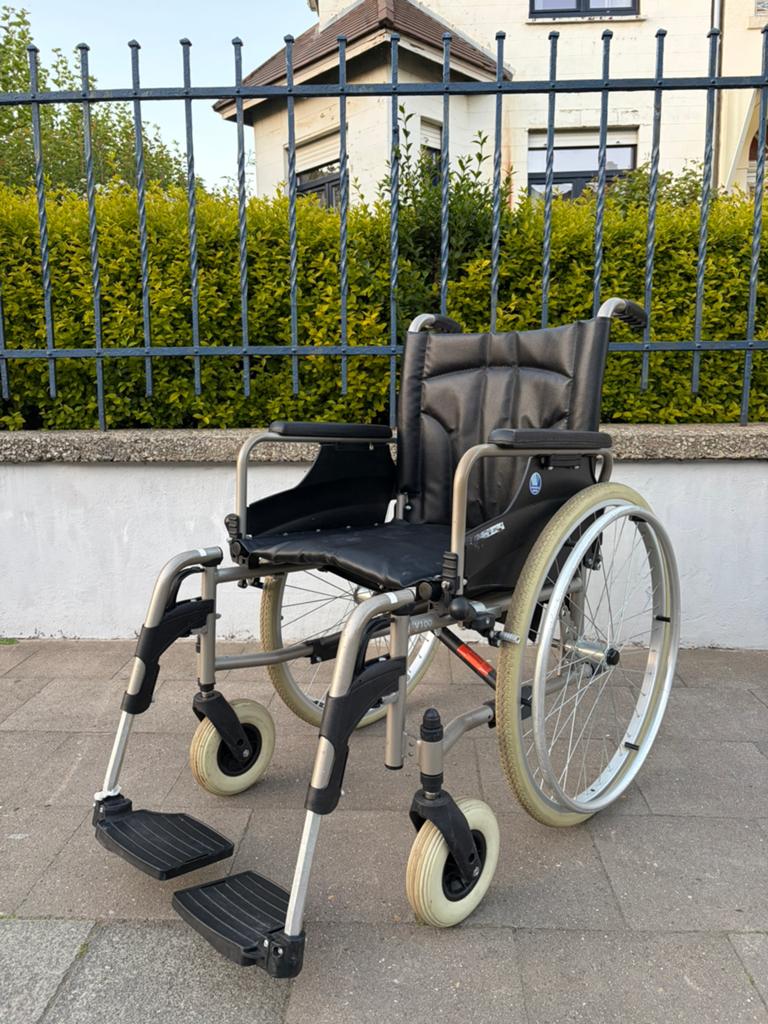 Chaise roulante pliable Vermeiren V 200 en parfait état, Enlèvement ou Envoi, Pliant, Comme neuf, Fauteuil roulant manuel
