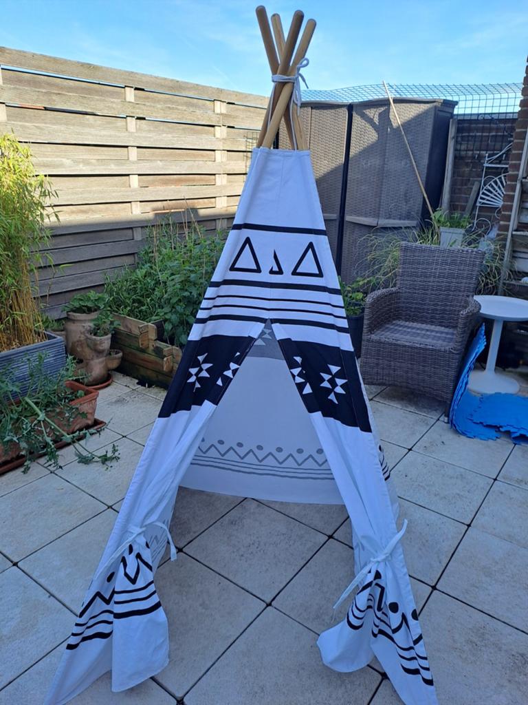 Tente Tipi enfant en tissu blanc à motifs géométriques noirs, Enfants & Bébés, Enlèvement, Comme neuf