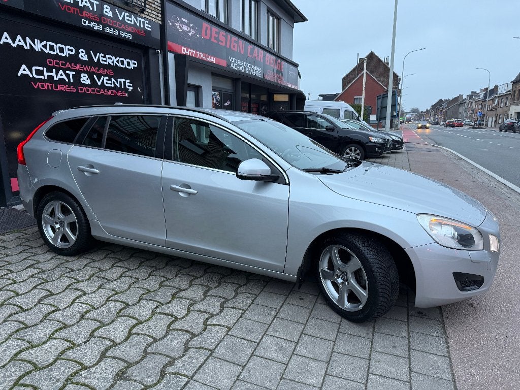 Volvo V40 T2 Essence 2000cc année 2019 Navigation Led, Autos, Argent ou Gris, Achat, Alarme, Euro 6