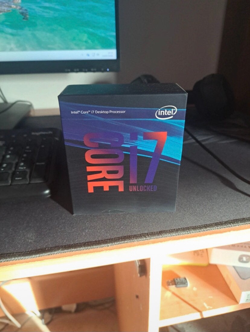 Intel core i7 9700k in verpakking, Computers en Software, Ophalen of Verzenden, Zo goed als nieuw