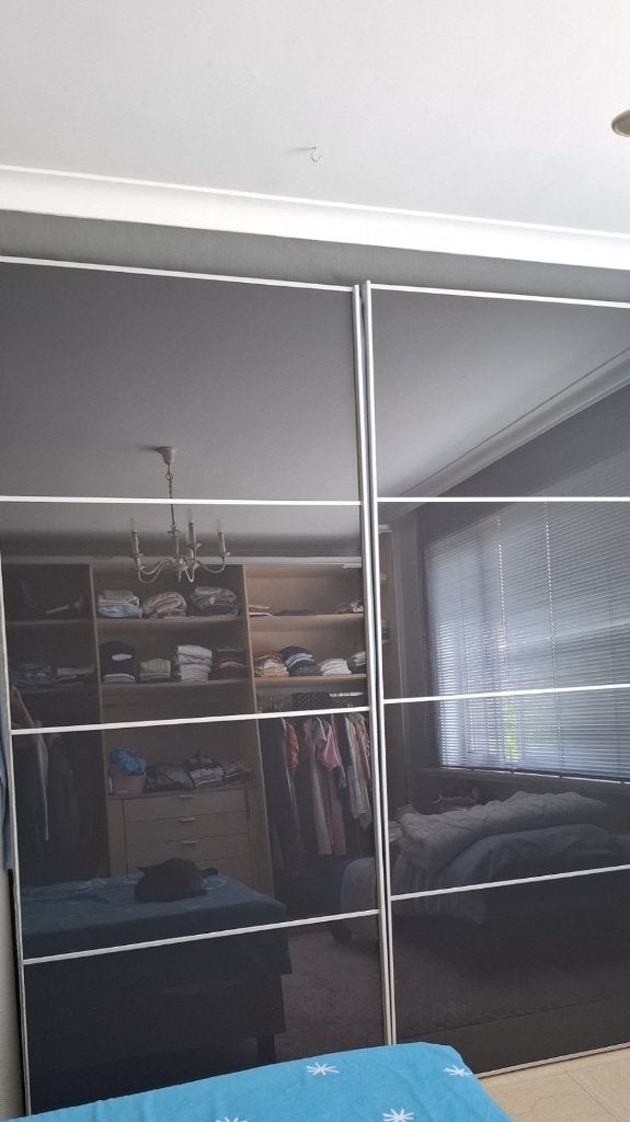 Grote ruime kleerkast met glazen schuifdeuren - Dressing, Huis en Inrichting, Kasten | Kleerkasten, Gebruikt, 200 cm of meer, 50 tot 75 cm
