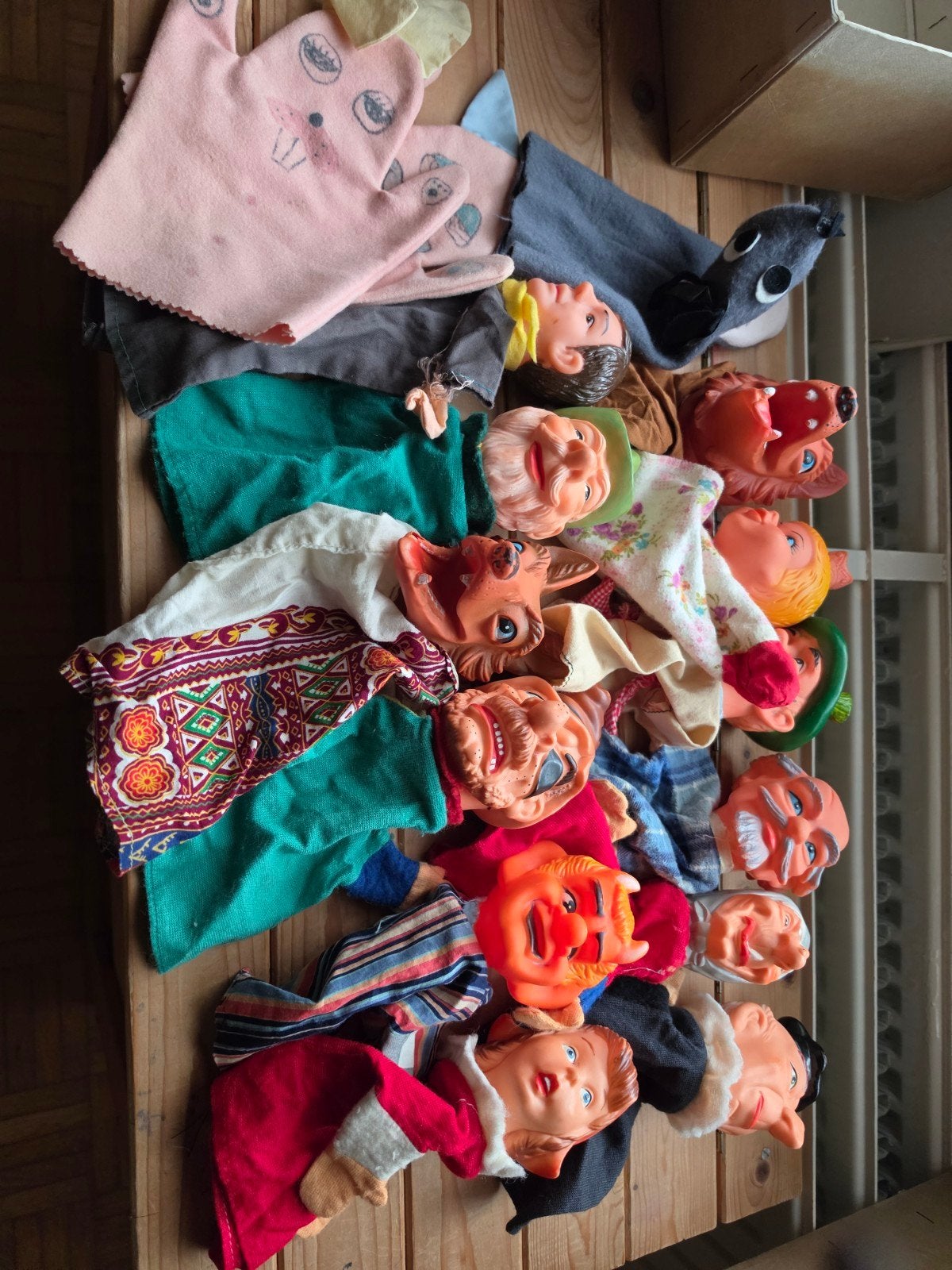12 poppenkast poppen, Ophalen