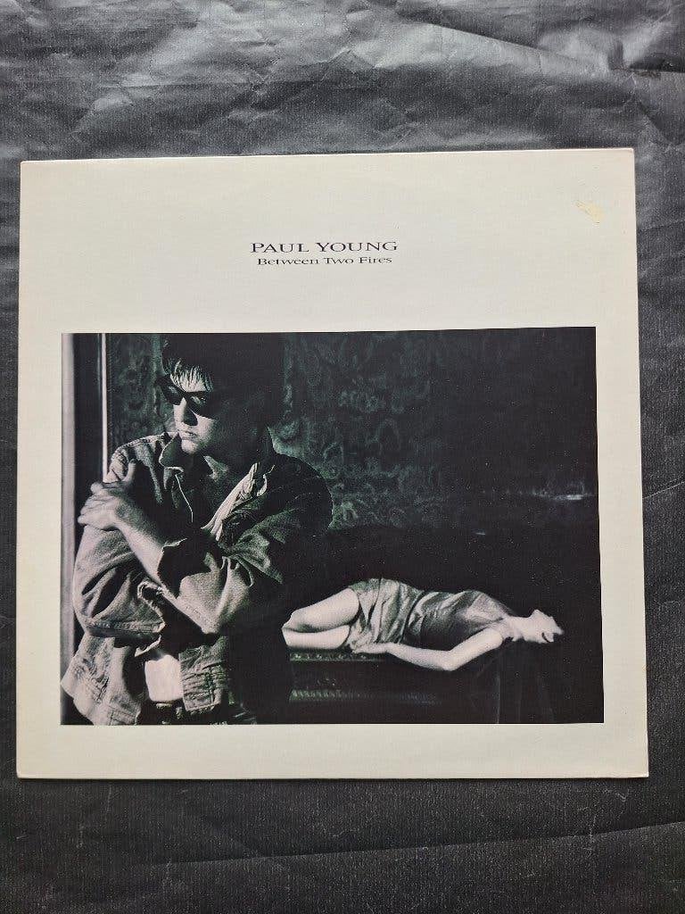 PAUL YOUNG "Between Two Fires" poprock LP (1986) IZGS, CD & DVD, Vinyles | Rock, Pop rock, Enlèvement ou Envoi, Comme neuf, Avec pochette intérieure