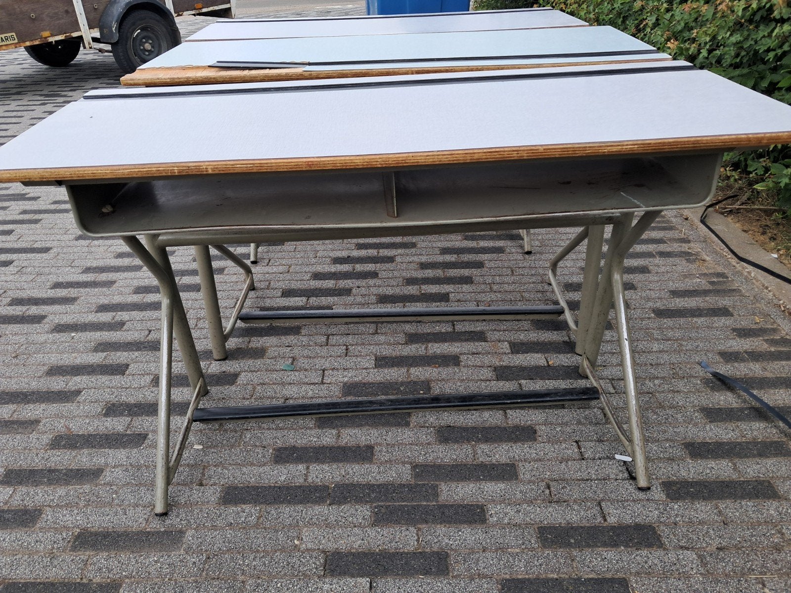 Pupitres vintage,  années  50, acier/formica  + chaises, Enlèvement, Bois