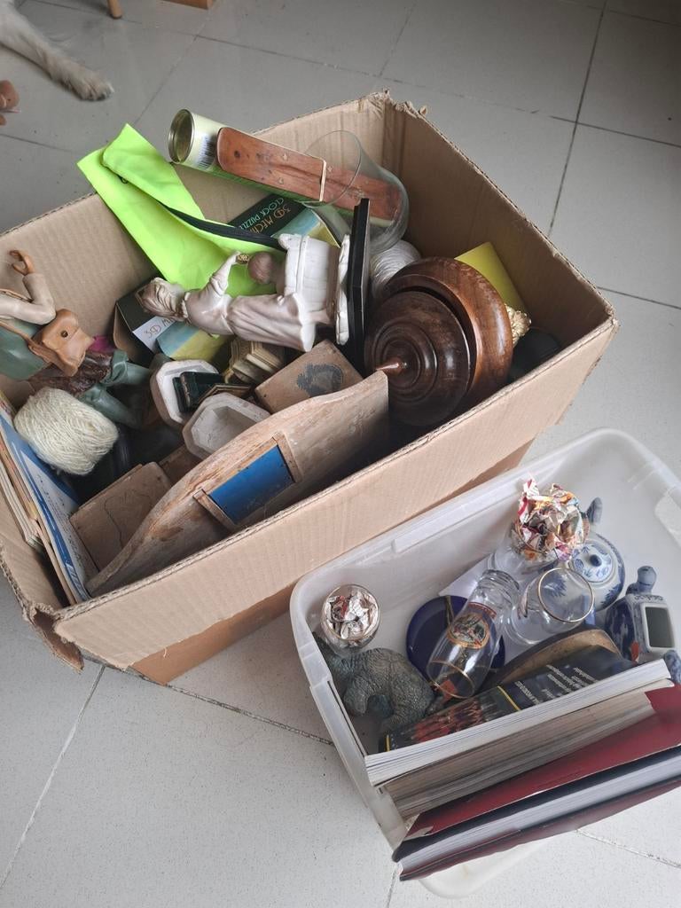2 dozen met rommelmarkt spullen, Diversen, Ophalen