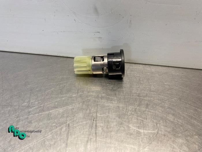 Prise 12 Volts d'un Chevrolet Spark (Spark 09-), -, 3 mois de garantie, Utilisé, -