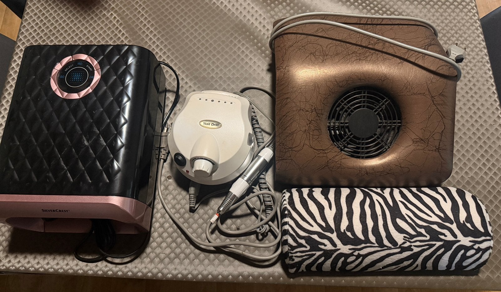 Uv lamp, nail drill, afzuiging en kussen. Alles samen nemen, Ophalen, Zo goed als nieuw