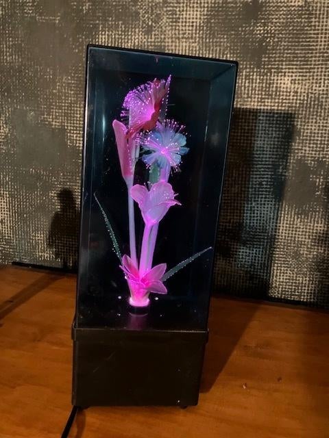 LAMPE KITSCH À LUMIÈRE CHANGEANTE., Enlèvement ou Envoi