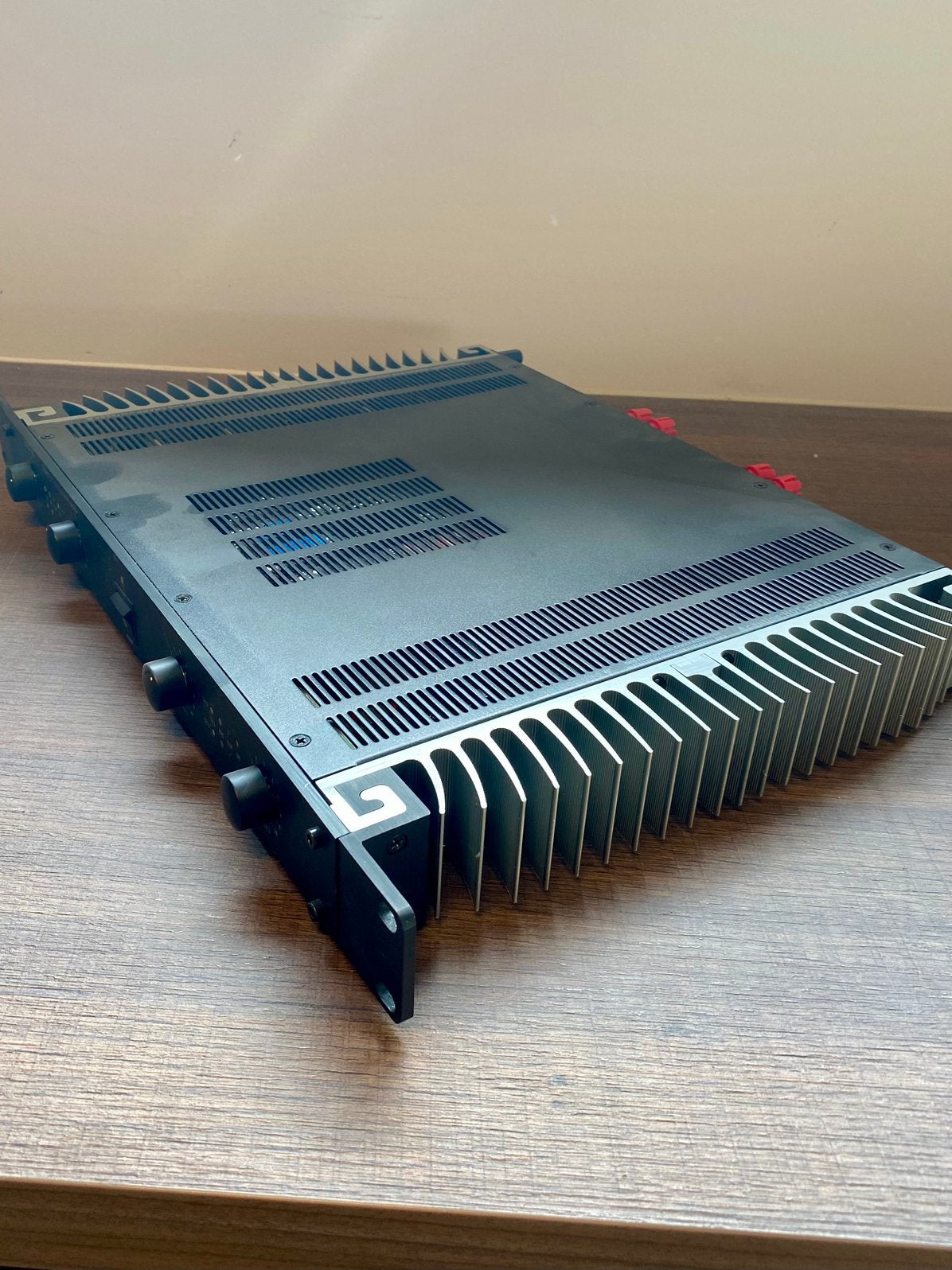 4-kanaals eindversterker-amplifier, Computers en Software, Audio-software, Ophalen, Zo goed als nieuw