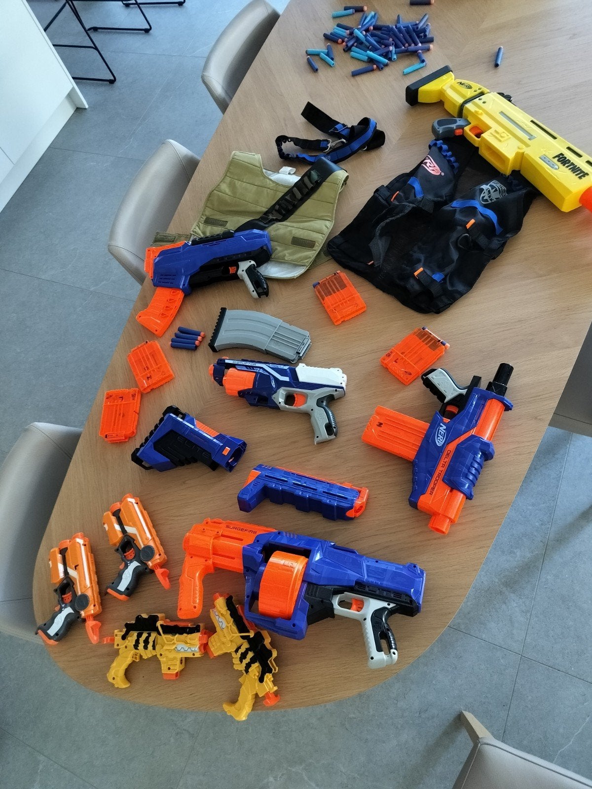 grote collectie Nerf geweren, Ophalen
