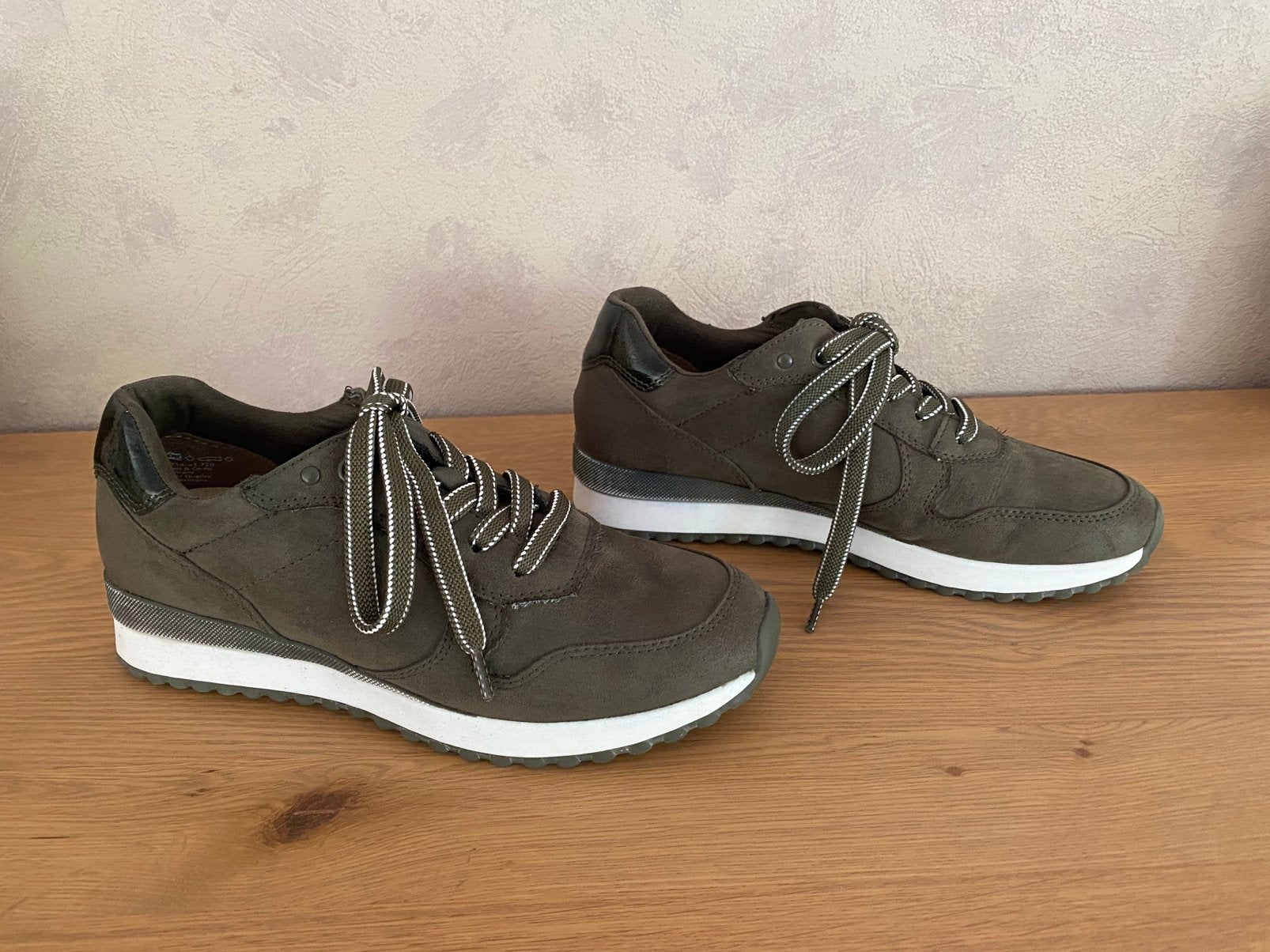 Basketters met veters Marco Tozzi maat 38, Ophalen of Verzenden, Zo goed als nieuw, Sneakers, Groen