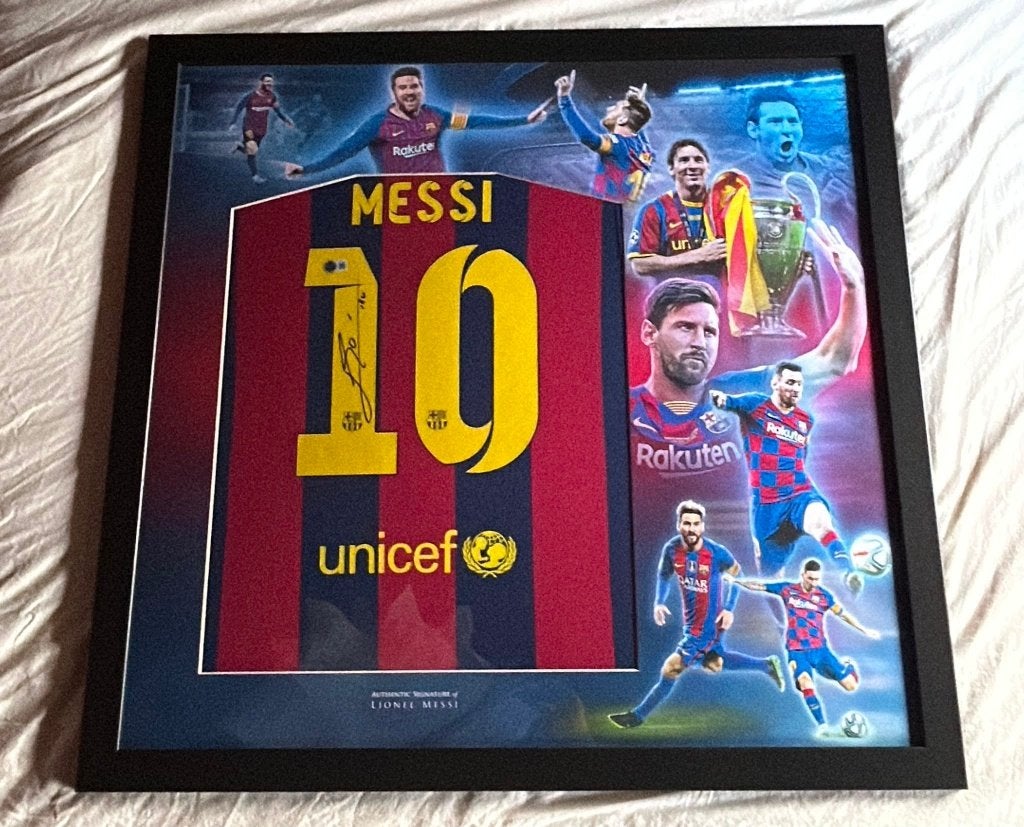Handgesigneerd Lionel Messi Barcelona Shirt – Ingelijst, COA, Verzamelen, Ophalen of Verzenden, Zo goed als nieuw, Shirt