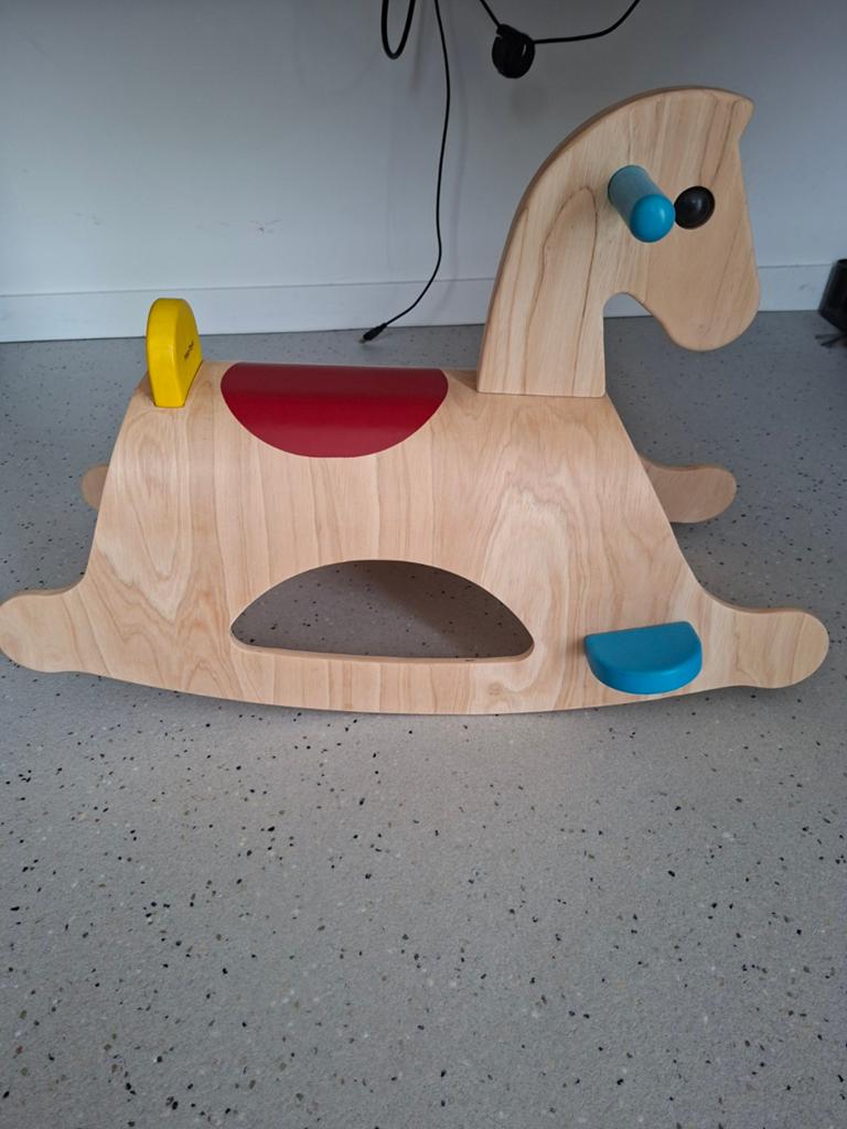 Houten schommelpaard van PlanToys - zo goed als nieuw, Kinderen en Baby's, Ophalen