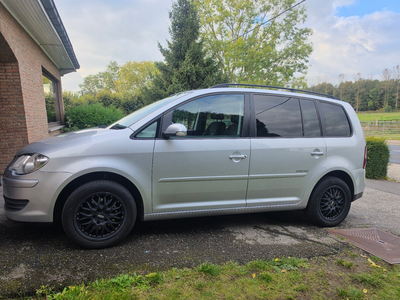 Volkswagen Touran 1.6 Benzine | 2009 | 148.000 km | 7 Zitpla, Voorwielaandrijving, 75 kW, Zwart, 4 cilinders