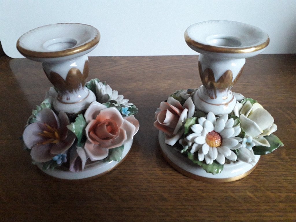 Antieke kandelaars met bloemen en  gouden randjes ., Antiek en Kunst, Ophalen
