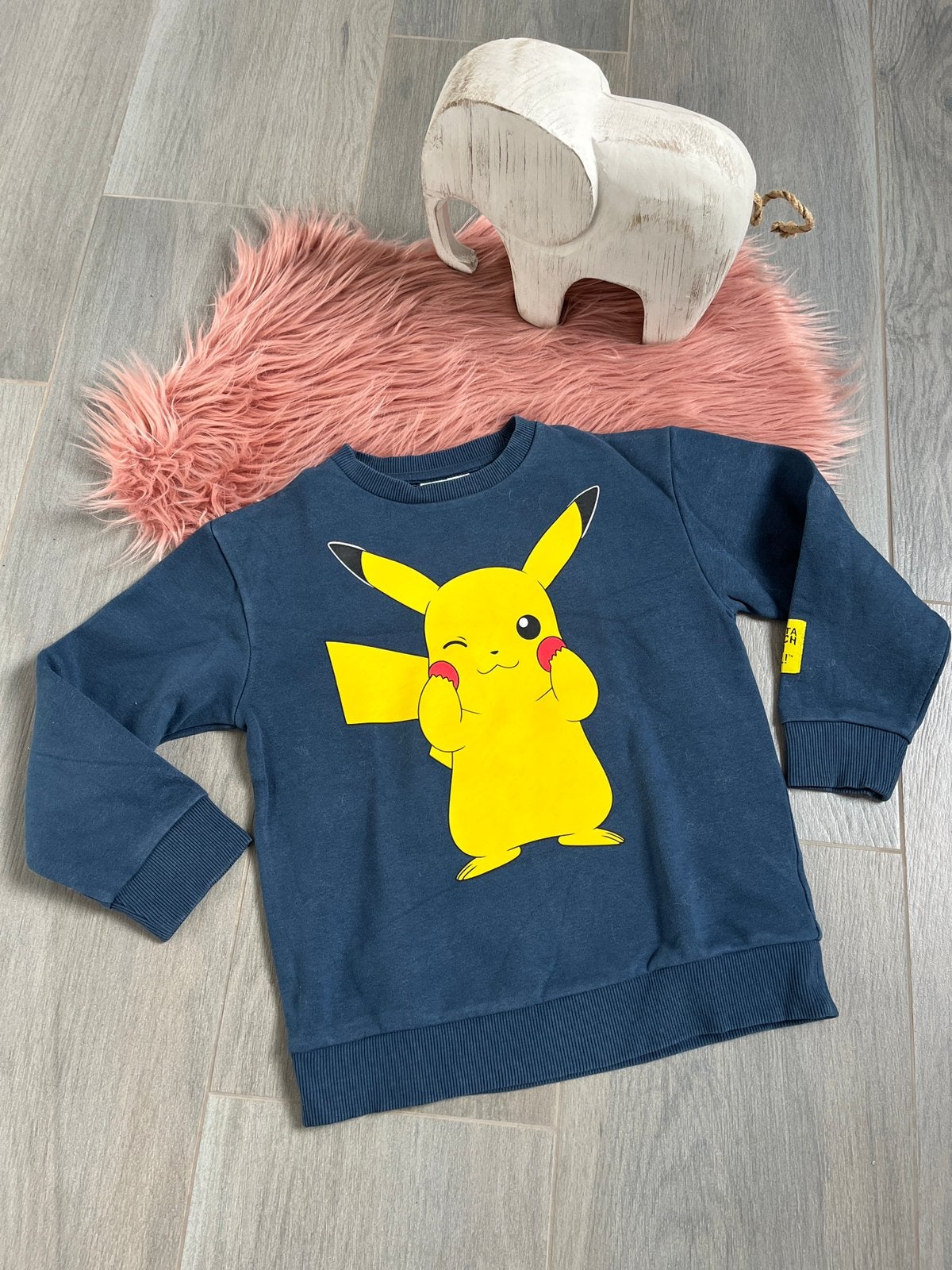Trui Pikachu, Kinderen en Baby's, Kinderkleding | Maat 122, Ophalen of Verzenden, Zo goed als nieuw