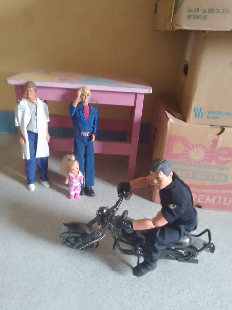 2 ken barbi poppen en een met motor, Verzamelen, Ophalen of Verzenden, Zo goed als nieuw, Overige typen, Levensecht of Reborn