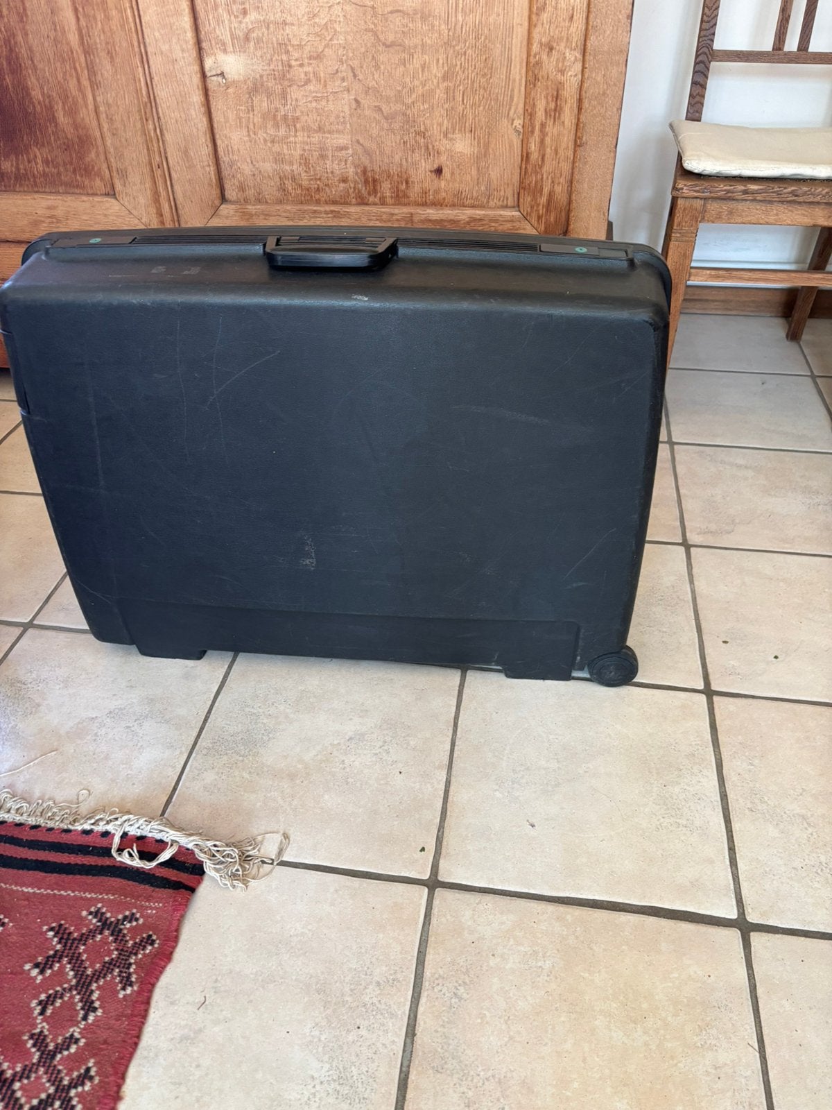 Une valise noire, Enlèvement, Comme neuf, Clé