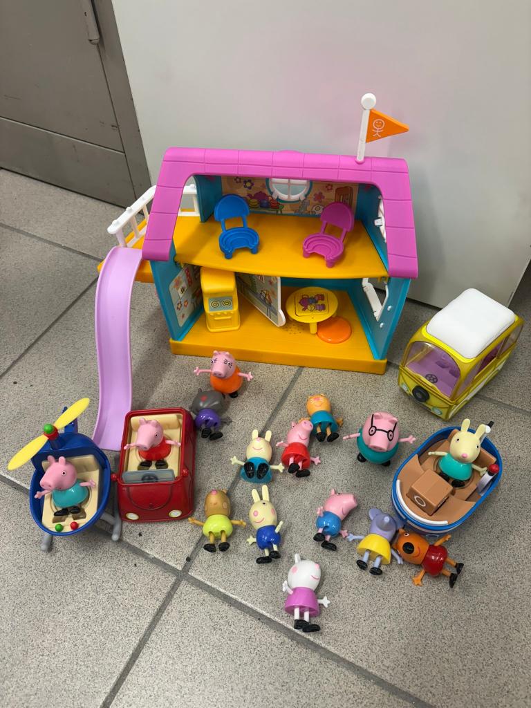Peppa pig maison avec véhicules et personnages, Enfants & Bébés, Jouets | Maisons de poupées, Enlèvement ou Envoi, Comme neuf