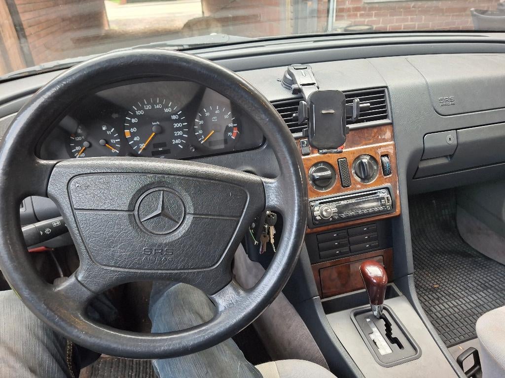 Mercedes c 180 1995 automaat, Auto's, Mercedes-Benz, 4 cilinders, Zwart, Berline, Grijs