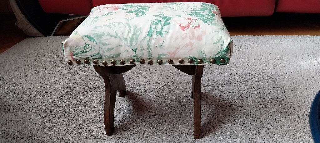 Repose-pieds vintage en bois avec assise en tissu floral, Enlèvement ou Envoi, Bois, Utilisé, Moins de 50 cm