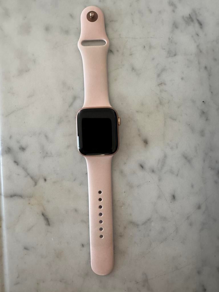 Apple watch series 4, Handtassen en Accessoires, Smartwatches, Ophalen, Zo goed als nieuw, Roze