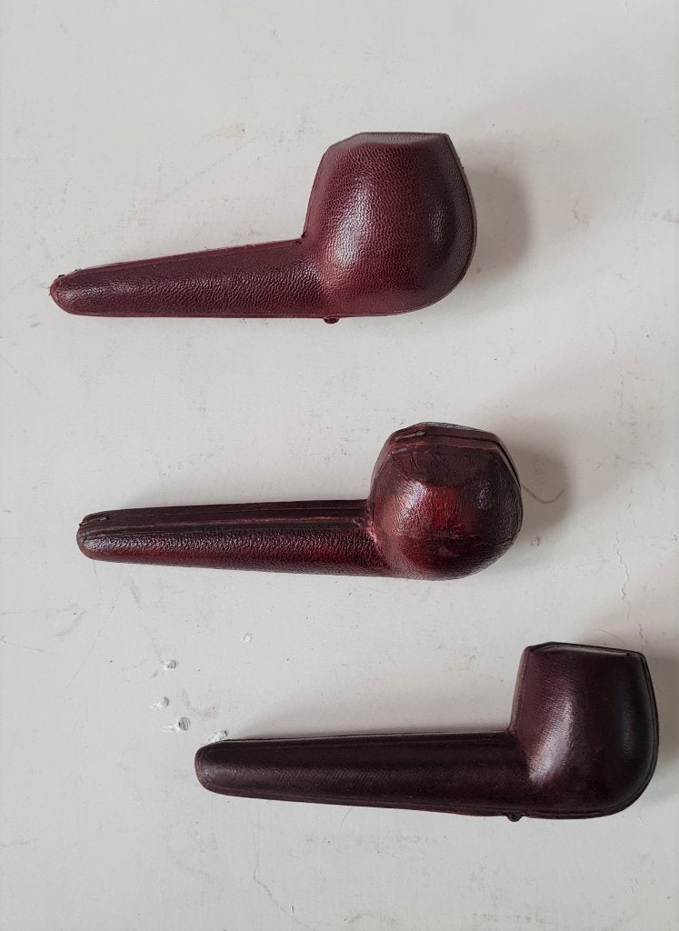 3 étuis à pipe en cuir rouge vin + 2 pipes à tabac ambrées, Enlèvement ou Envoi, Utilisé, Boite à tabac ou Emballage