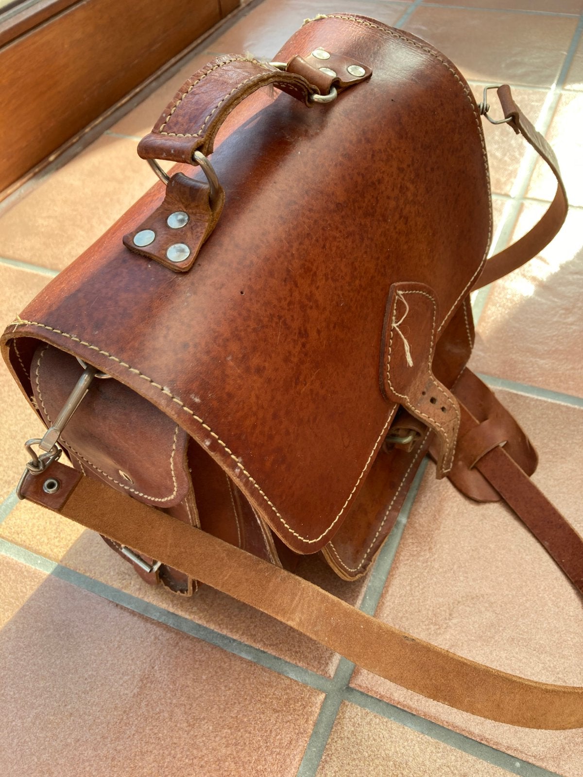 Handtas in leder, Handtassen en Accessoires, Gebruikt, Minder dan 30 cm, Bruin, Ophalen of Verzenden
