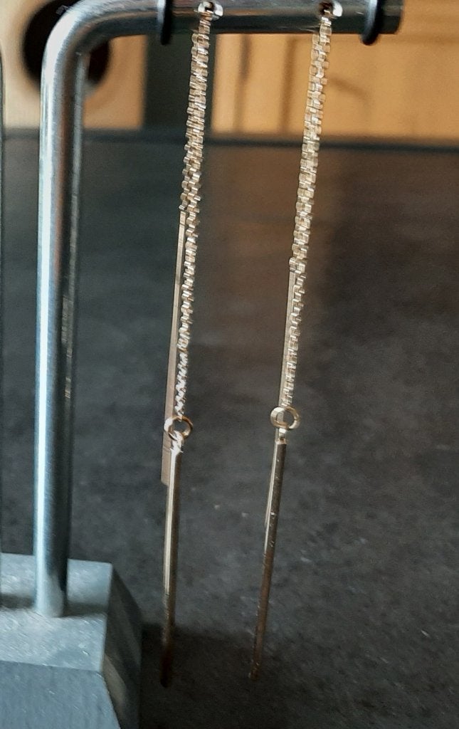 Te koop: Mooie lange goudkleurige oorbellen., Overige materialen, Hangers, Nieuw, Ophalen of Verzenden