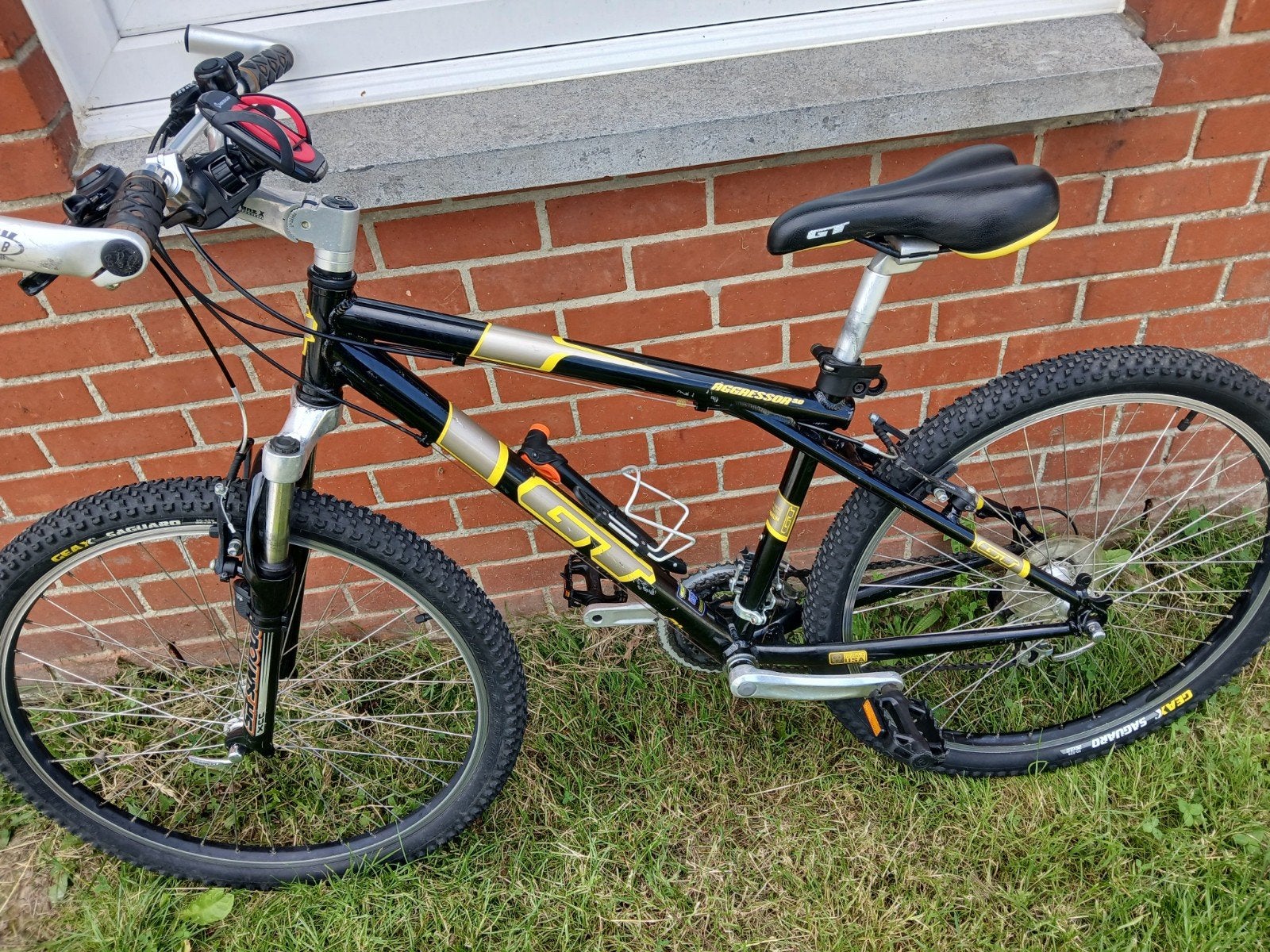 A vendre vélo vtt  gt bien équipée  26 pouces état neuf