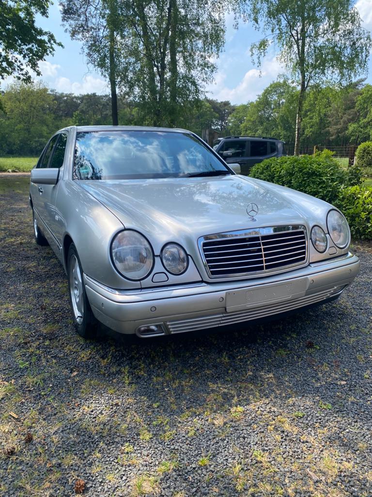 Mercedes 230E van augustus 1996, Automaat, 4 deurs, Achterwielaandrijving, 2300 cc