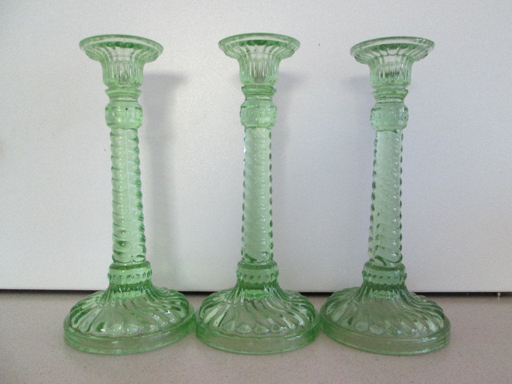 3 Mooi groene kandelaars 24 cm hoog in persglas, Antiquités & Art, Antiquités | Bougeoirs, Enlèvement ou Envoi, Verre