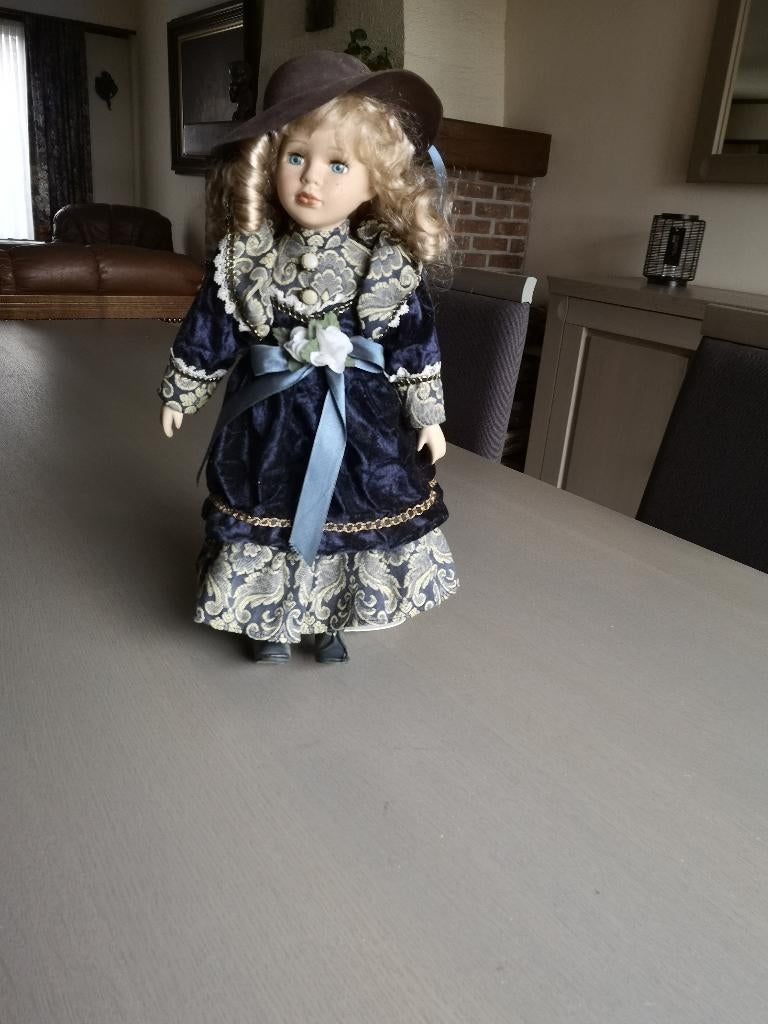 Pop porselein Victoriaanse outfit met standaard, Verzenden, Pop
