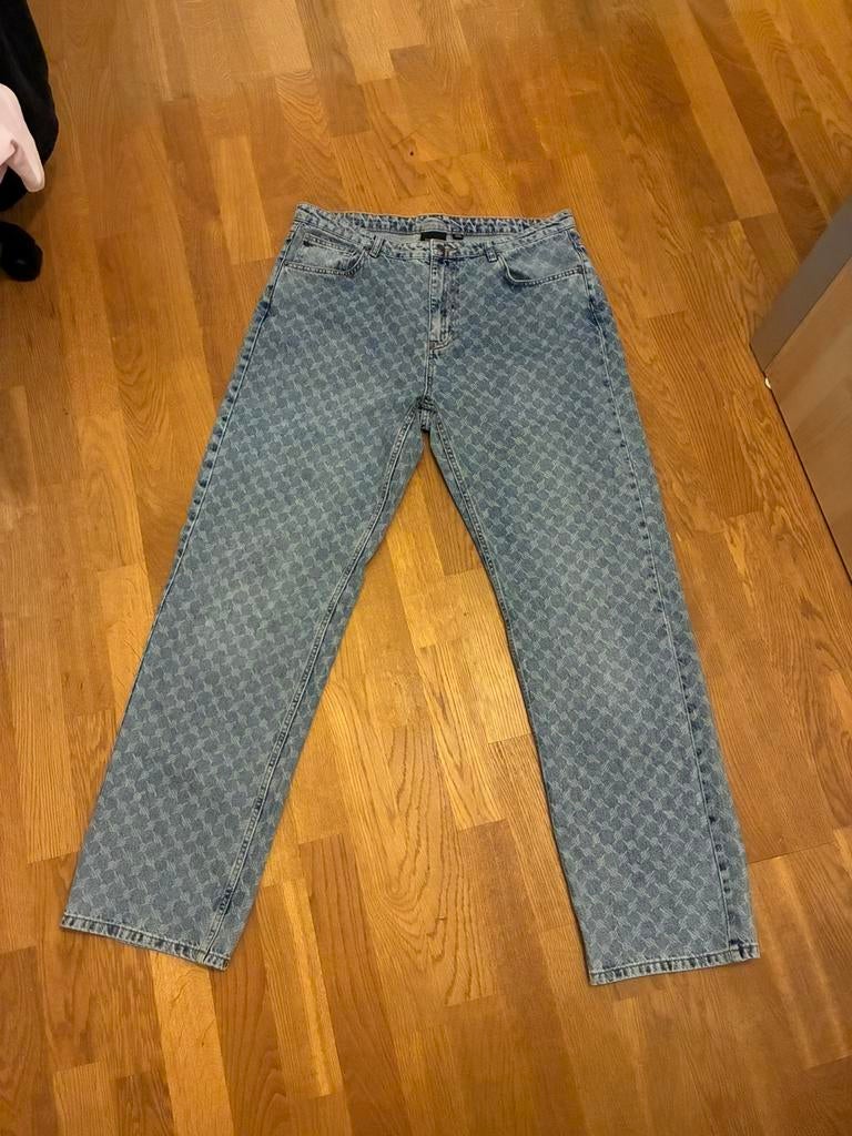 Daily Paper monogram jeans, Kleding | Heren, Ophalen of Verzenden, Zo goed als nieuw, Maat 52/54 (L), Blauw