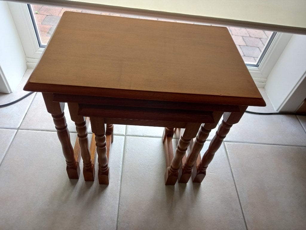Ensemble de 3 tables gigogne en bois, Huis en Inrichting, Tafels | Salontafels, Gebruikt, Eikenhout, Ophalen