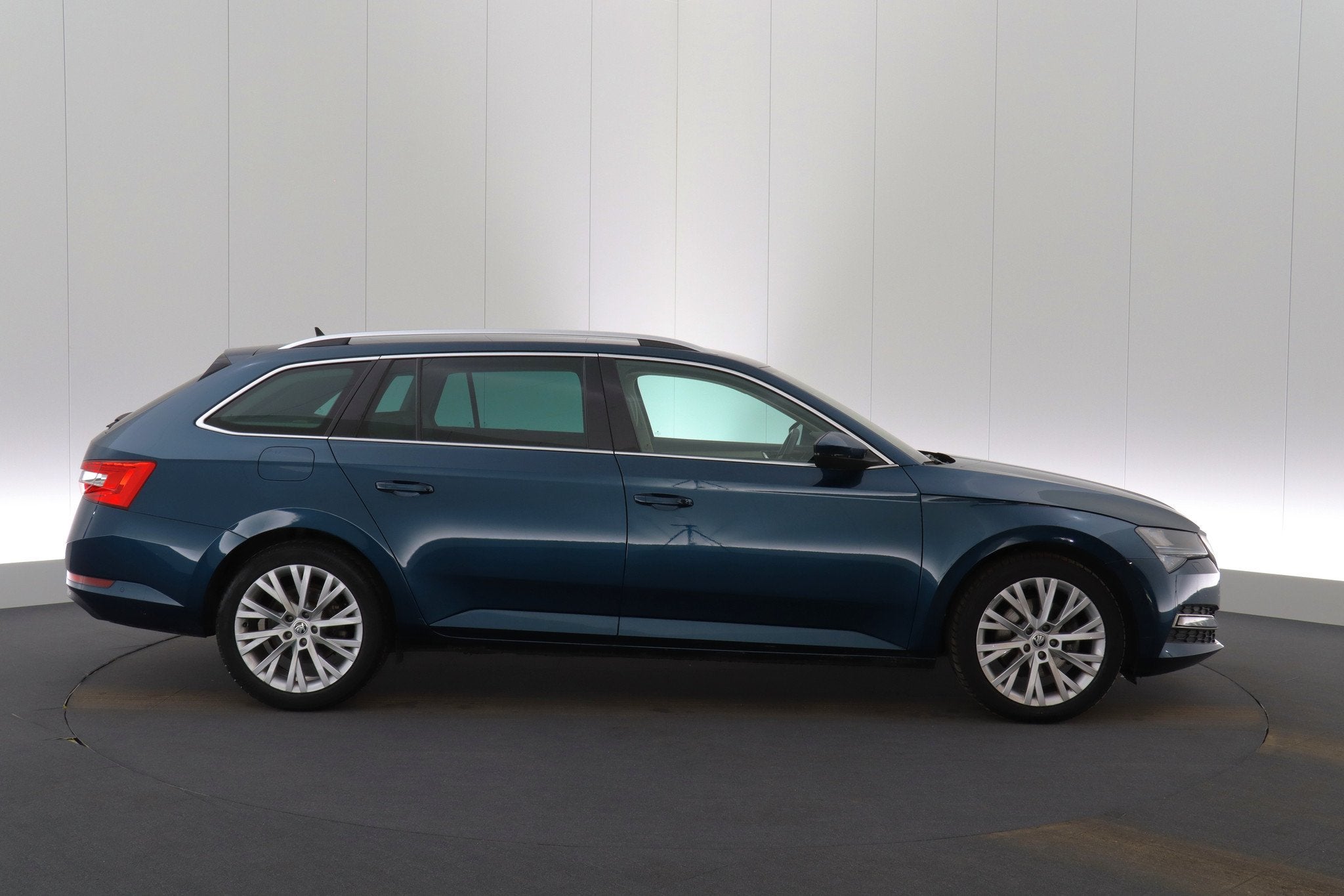 (1YEH896) SKODA SUPERB COMBI, Autos, Achat, Entreprise, Carnet d'entretien, Alcantara