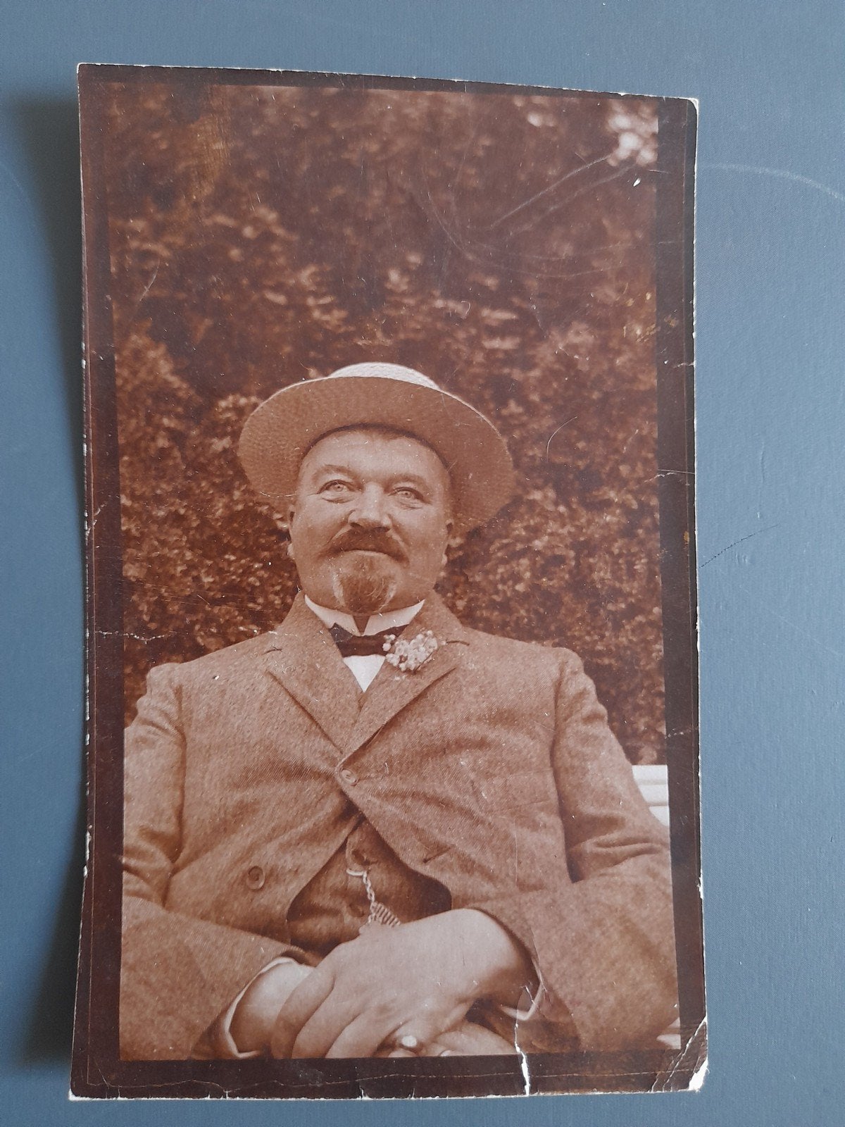 Foto van een lachende bourgeois die klaar is voor het leliet, Gebruikt, Foto, Ophalen of Verzenden, Voor 1940