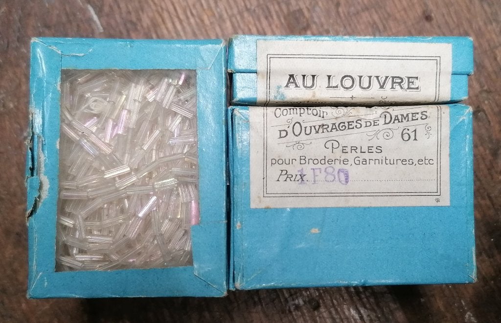 Boites perle tube verre XIXe Au Louvre, Antiquités & Art, Envoi, Femmes