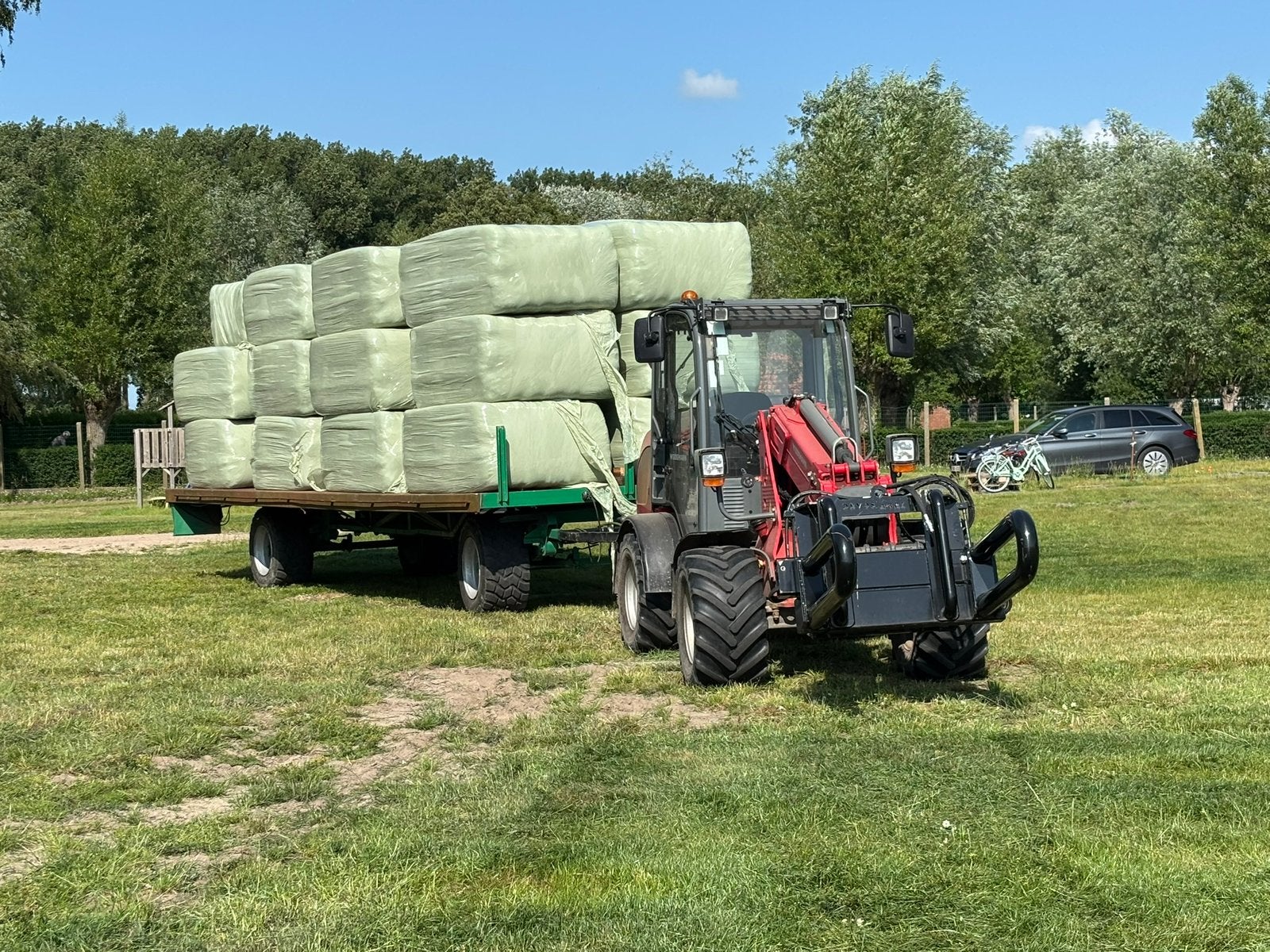 Laatste 4 gewikkelde hooibalen. Gewikkeld hooi, Enlèvement