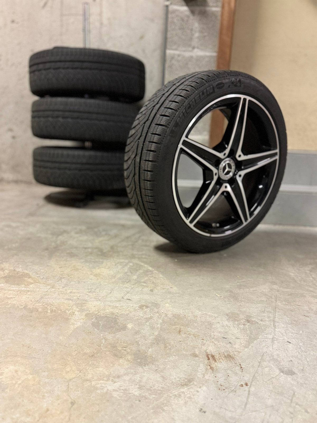 Jantes Mercedes AMG 18d'origine avec pneus d'hiver Michelin, Autos : Pièces & Accessoires, Pneus hiver, Véhicule de tourisme, 18 pouces