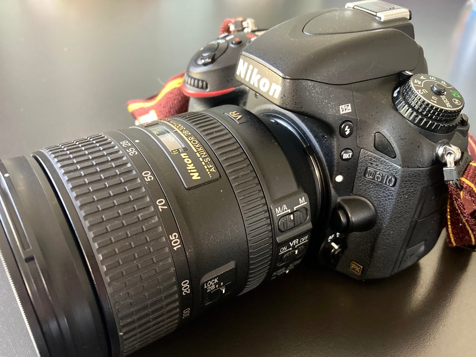 Nikon D610 (10.680 kliks) + Nikkor AF-S 28-300mm F3.5-5.6 VR, Audio, Tv en Foto, Ophalen of Verzenden, Zo goed als nieuw, Draagriem