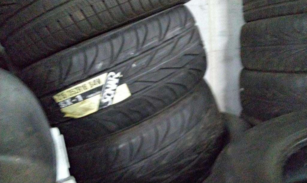 Banden 2 st 215 35 18 nieuw 2 voor 50 eur, Auto-onderdelen, Banden en Velgen, Ophalen, 18 inch, 215 mm, Band(en)