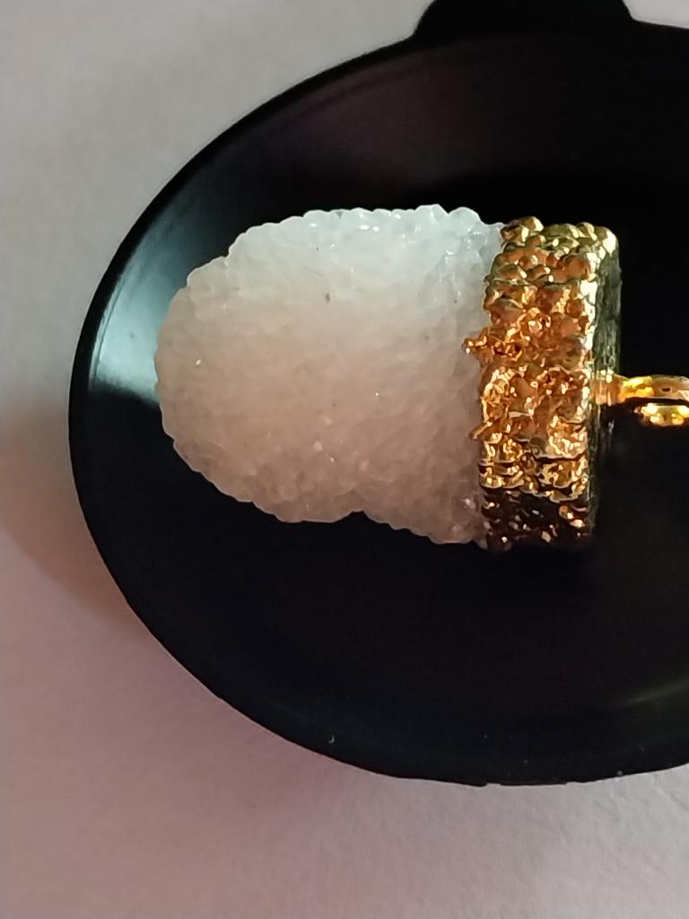 NIEUWE HANGER BESTAANDE UIT NATUURLIJK WIT DRUZY QUARTZ, Overige voorstellingen, Wit, Nieuw, Ophalen of Verzenden