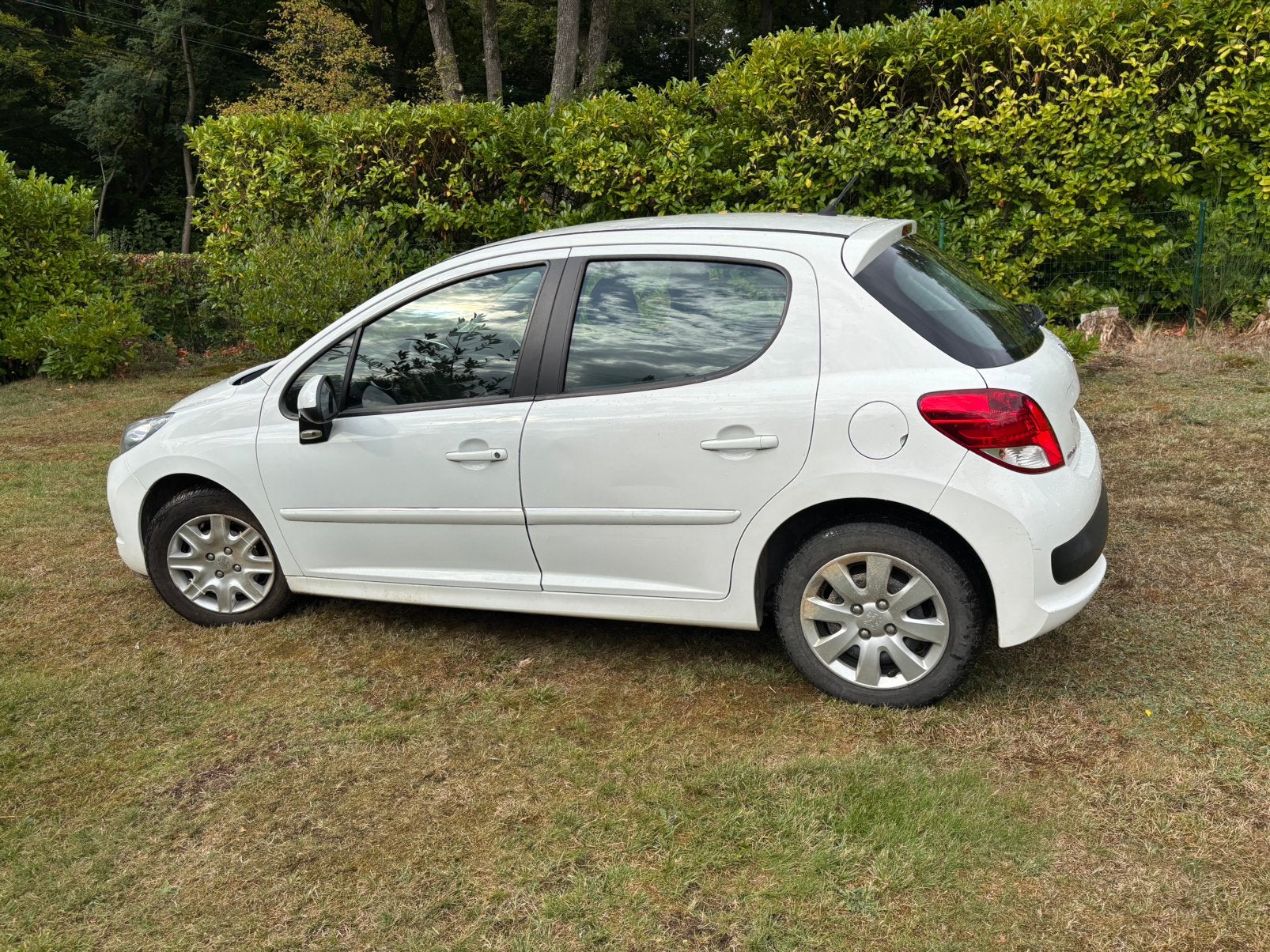 Peugeot 207 + 14 hdi (50kw) 2014, Auto's, Euro 5, 50 kW, Zwart, 4 cilinders