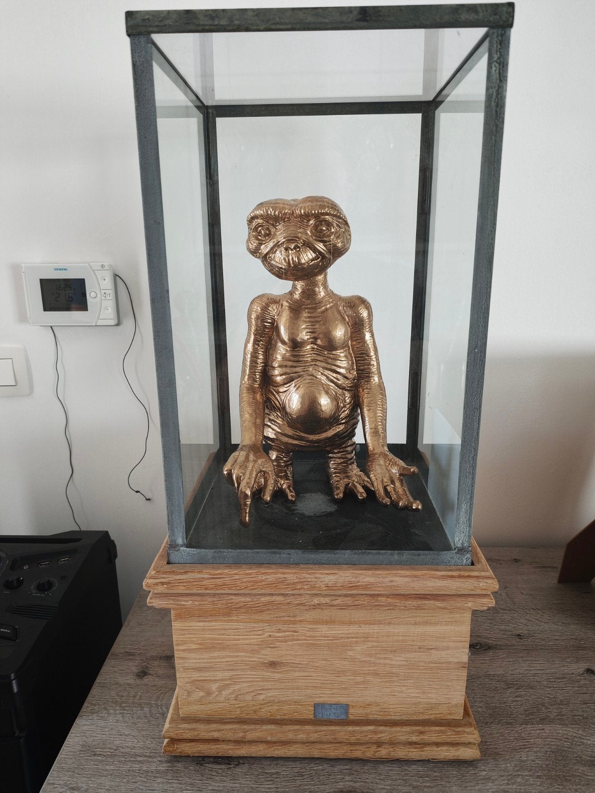 E.T. in Gold — Sculpture pop art avec colonne, Enlèvement ou Envoi, Or