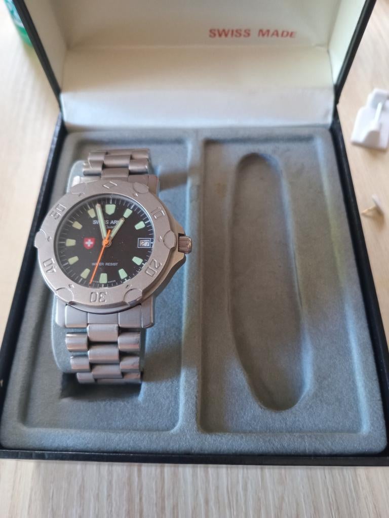 It’s a Swiss Army N Quartz watch with '100m, Bijoux, Sacs & Beauté, Enlèvement