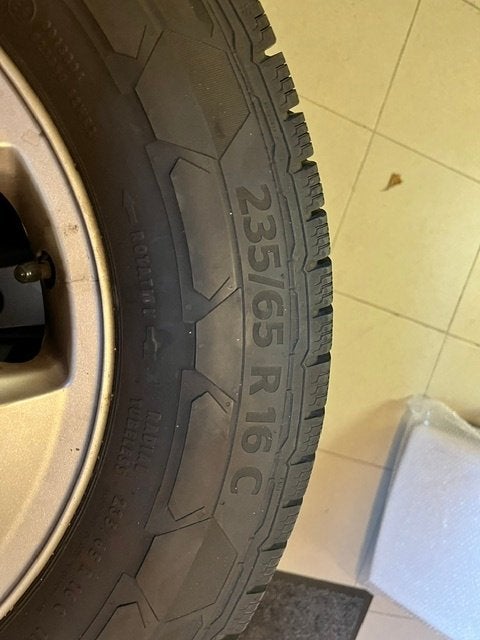 4 winterbanden 235/65R/16 C op alu velgen Continental, Auto-onderdelen, Ophalen, 16 inch, Banden en Velgen, Winterbanden