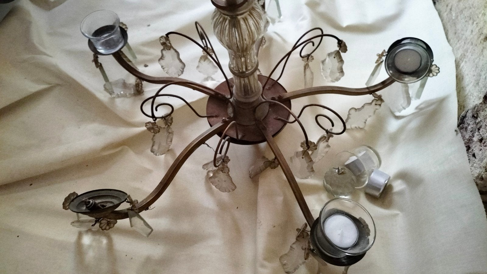 Lustre pampilles avec bougies, Enlèvement